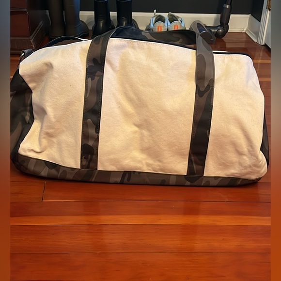 vineyard vines camo weekender bag - Picture 6 of 7